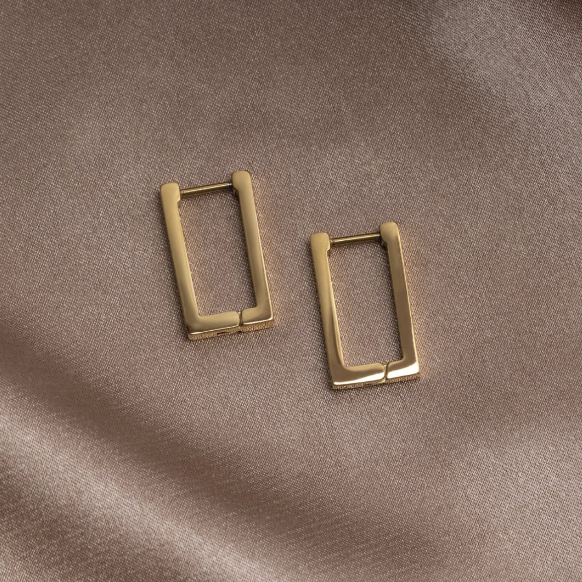 Elegante gouden oorbellen met bloemmotief