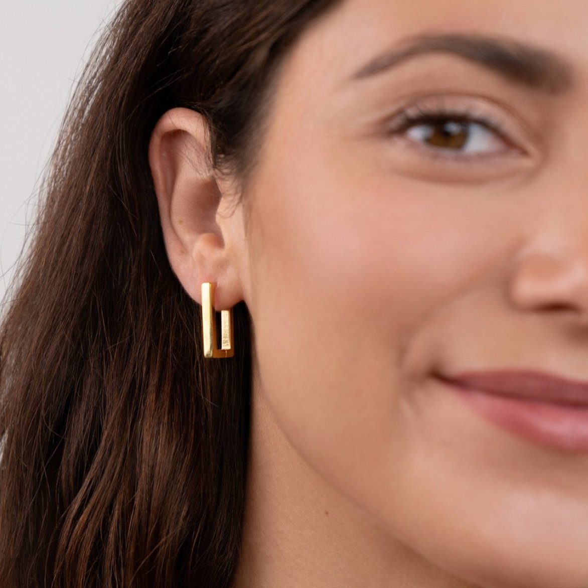 Elegante gouden oorbellen met bloemmotief